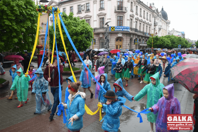 Святковою ходою до Дня міста в Івано-Франківську пройшли сотні людей (ФОТО)