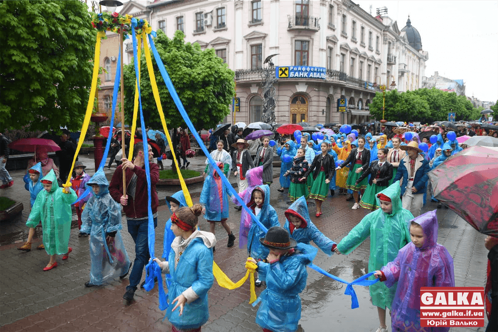Святковою ходою до Дня міста в Івано-Франківську пройшли сотні людей (ФОТО)