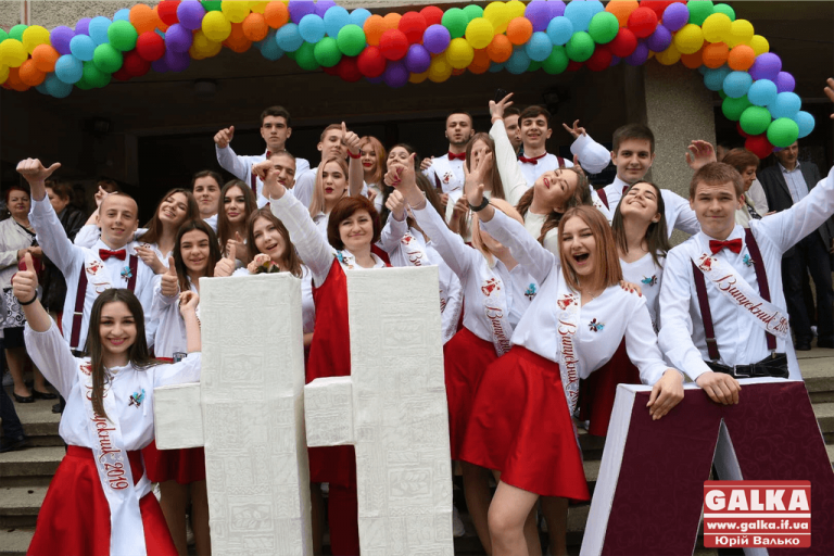 Останній дзвоник пролунав в одній з найбільших шкіл Франківська (ФОТОРЕПОРТАЖ)