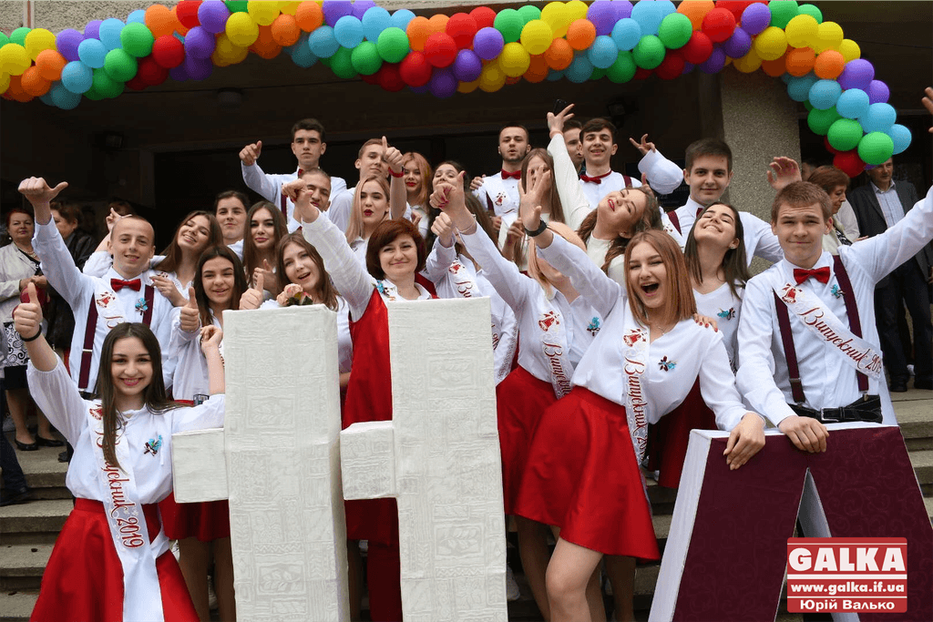 Останній дзвоник пролунав в одній з найбільших шкіл Франківська (ФОТОРЕПОРТАЖ)