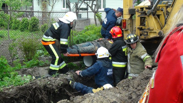 В Угринові п’яного робітника в канаві засипало землею, чоловік – у лікарні (ФОТО)