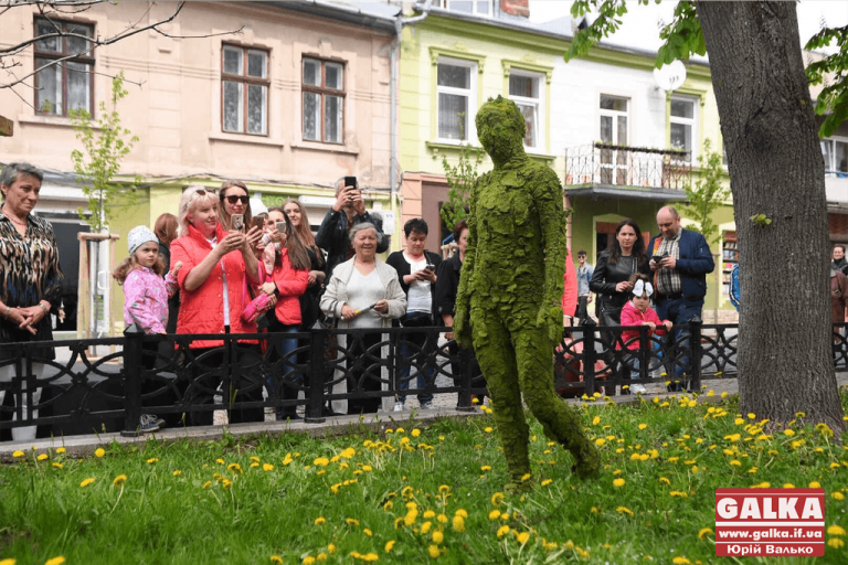 Прогулянка “від Барселони до Амстердаму”: живі скульптури із сімох країн заполонили центр Франківська (ФОТО, ВІДЕО)
