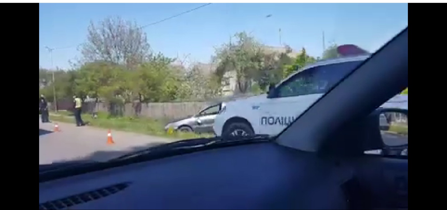 У Тисменичанах автівка з’їхала у кювет – двоє людей у лікарні (ВІДЕО)