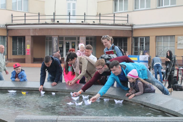 Листи підтримки і паперові кораблики: франківці вийшли на підтримку полонених Кремлем моряків (ФОТО)