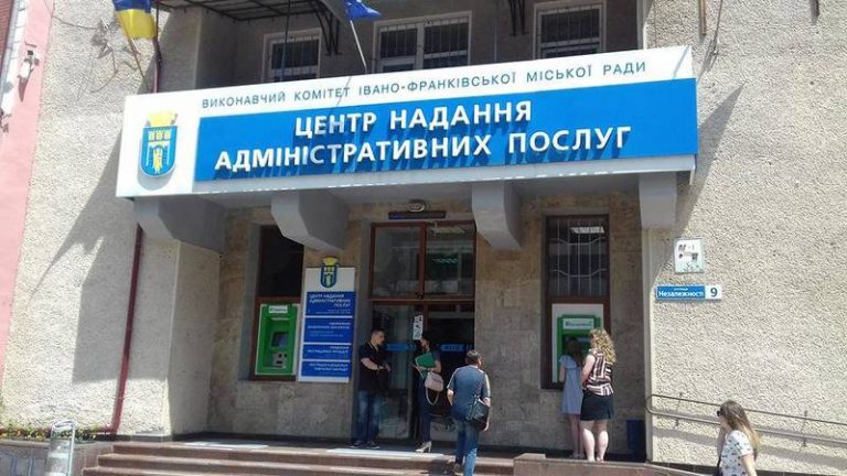 Понад 11 тисяч закордонних паспортів оформили франківці торік 