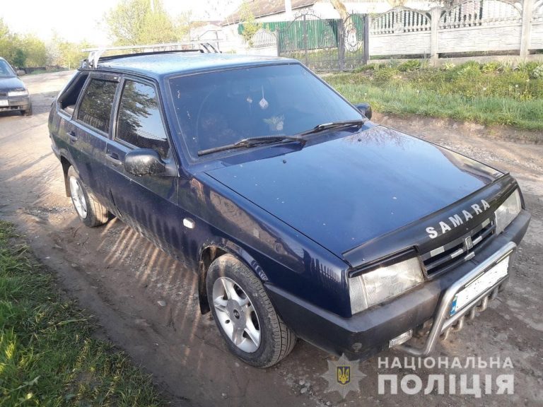 На Рожнятівщині молодик викрав авто й заснув у ньому посеред дороги (ФОТО)
