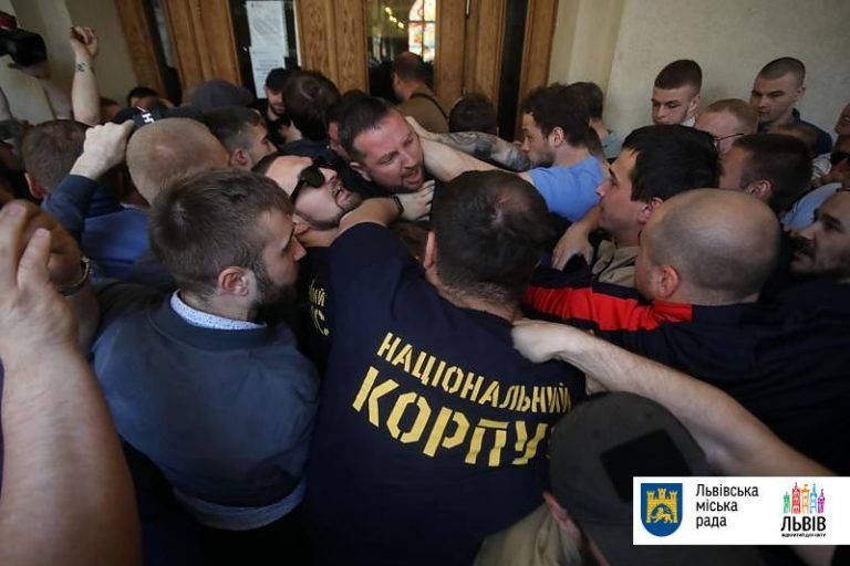 До ратуші Львова увірвалися невідомі, сталася бійка (ФОТО)