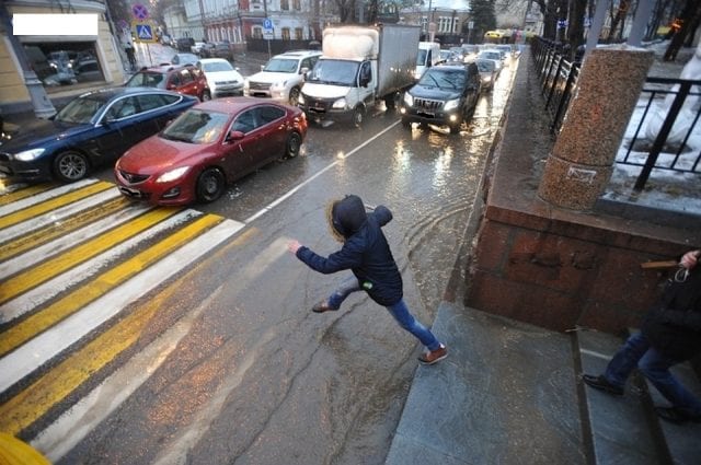 У Франківську водії попереджають про чоловіка, який кидається під колеса