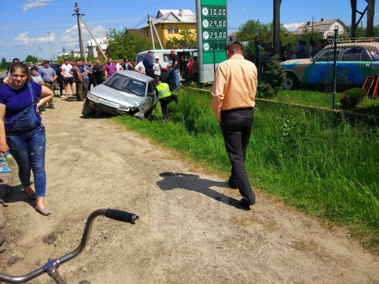 У Рожнятівському районі ВАЗ вилетів з дороги і смертельно травмував випадкового чоловіка (ФОТО)