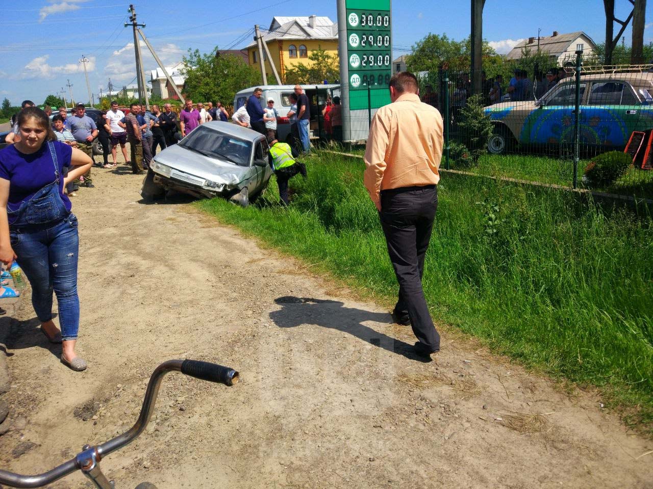 У Рожнятівському районі ВАЗ вилетів з дороги і смертельно травмував випадкового чоловіка (ФОТО)