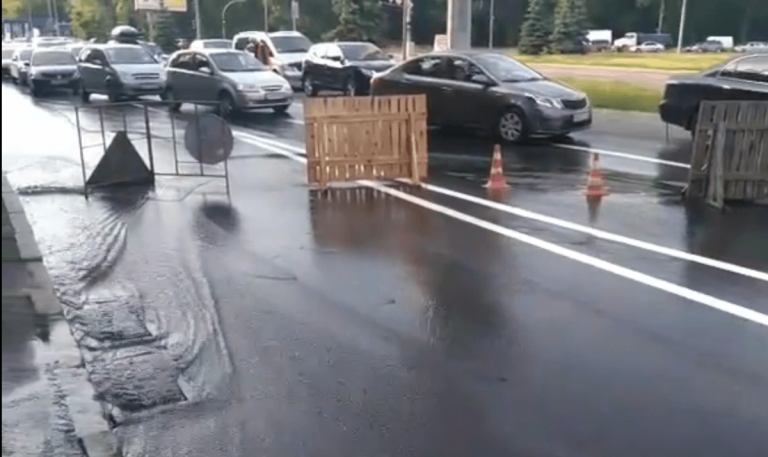 У Франківську прорвало трубопровід. Через ремонтні роботи рух транспорту на певних вулицях обмежено