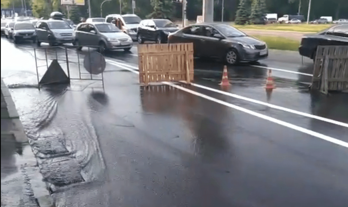 У Франківську прорвало трубопровід. Через ремонтні роботи рух транспорту на певних вулицях обмежено
