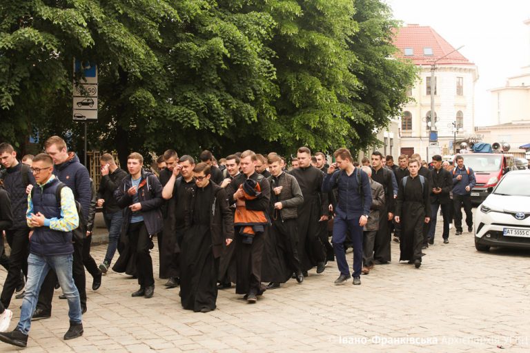 Прочани з Івано-Франківська вирушили на прощу до Старуні (ФОТО)