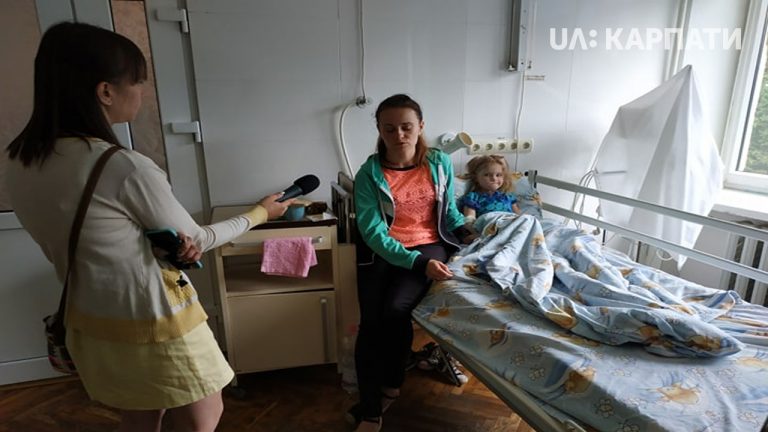 Став відомий стан дитини, яка впала з моста у Калуші через аварійні перила