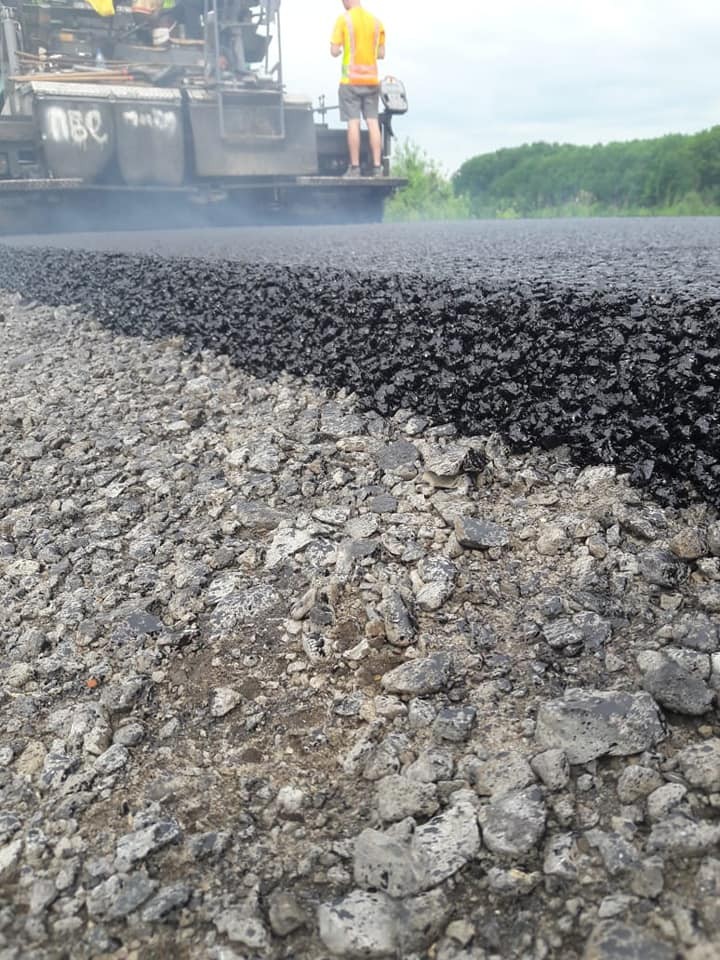 На дорозі Франківськ-Львів у Калуському районі дорожники влаштовують верхній шар асфальтобетону