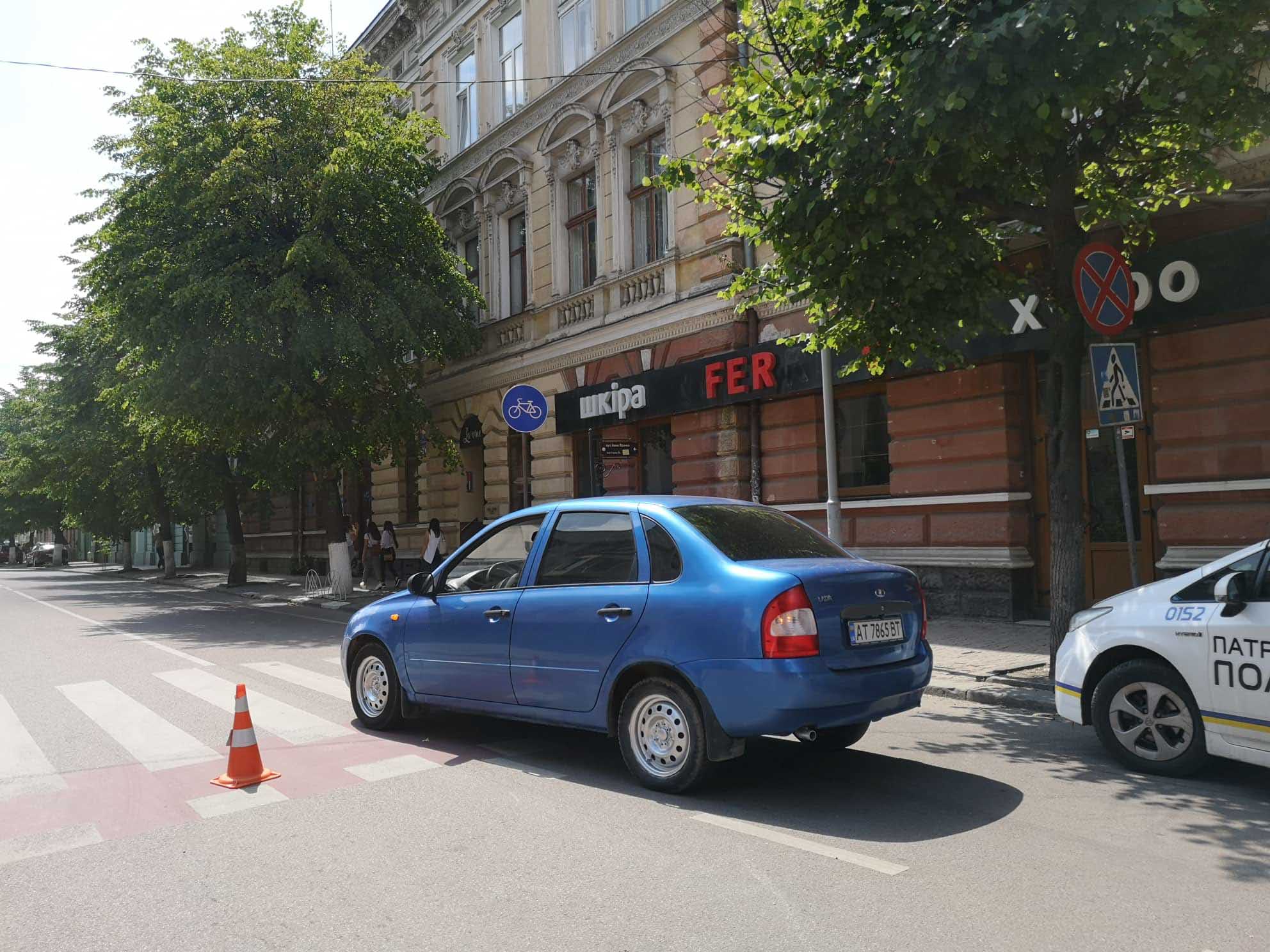 У центрі Франківська ДТП: автівка збила неповнолітню дівчину (ФОТО)