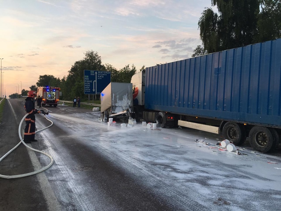 На Рівненщині від вантажівки, якою керував франківець, відірвався причіп. Дорогу залило клеєм (ФОТОФАКТ)