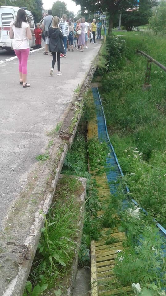 В Калуші з мосту впала чотирирічна дівчинка, бо обвалилися перила (ФОТО)