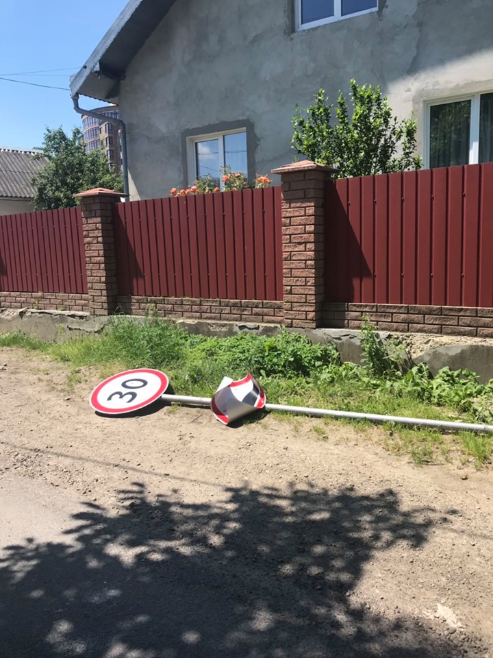 У Вовчинцях невідомі понищили нові дорожні знаки (ФОТО)