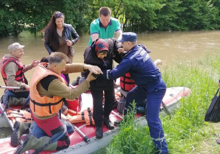 В області підтоплені ще 100 господарств, людей перевозять човнами (ФОТО)