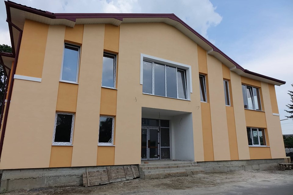 Актова зала, костюмерні та літня естрада: в Угорниках – новий народний дім (ФОТО)
