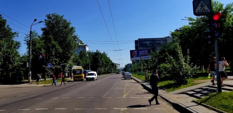 У Пасічній поряд зі школою встановили нові світлофори (ФОТО)