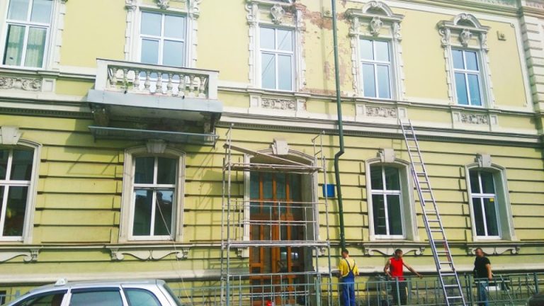 На Чорновола встановили захисну сітку на будинок, з якого падають елементи ліпнини (ФОТО)