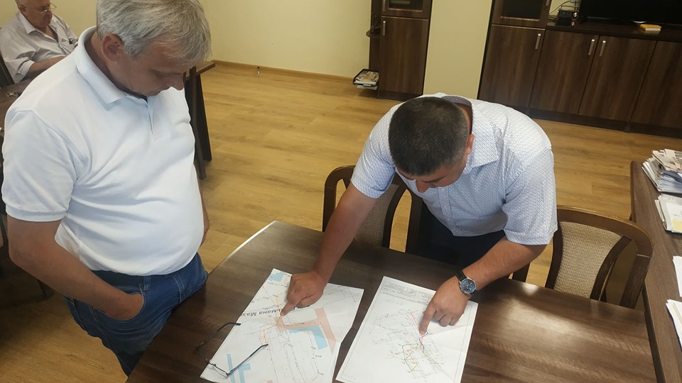 Комунальники перекрили воду низці порушників, які зливали нечистоти у потічок біля озера