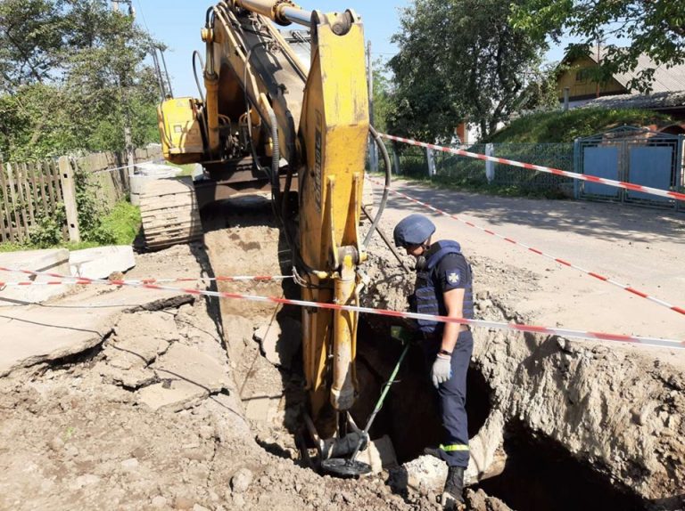 Снаряд часів ІІ Світової війни виявили на узбіччі у Тисменицькому районі (ФОТО)