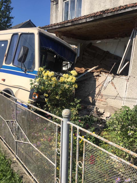 У Галичі пасажирський автобус в’їхав у житловий будинок (ФОТО)