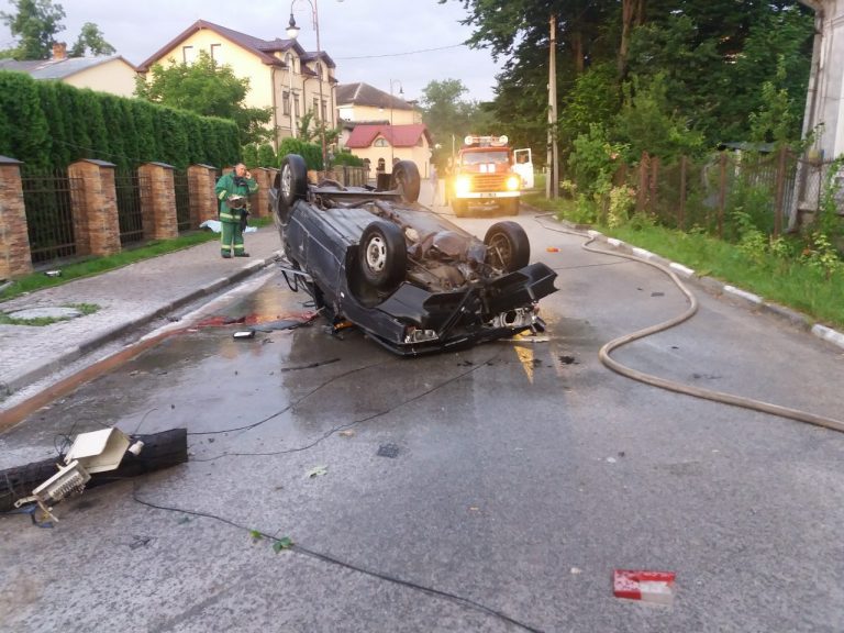У Болехові удосвіта перевернувся і зайнявся ВАЗ: загинула пасажирка, а водій втік (ФОТО)