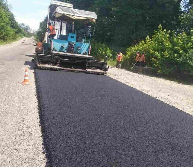 На Прикарпатті ремонтують дорогу, яка з’єднує Західну і Центральну Україну (ФОТО)