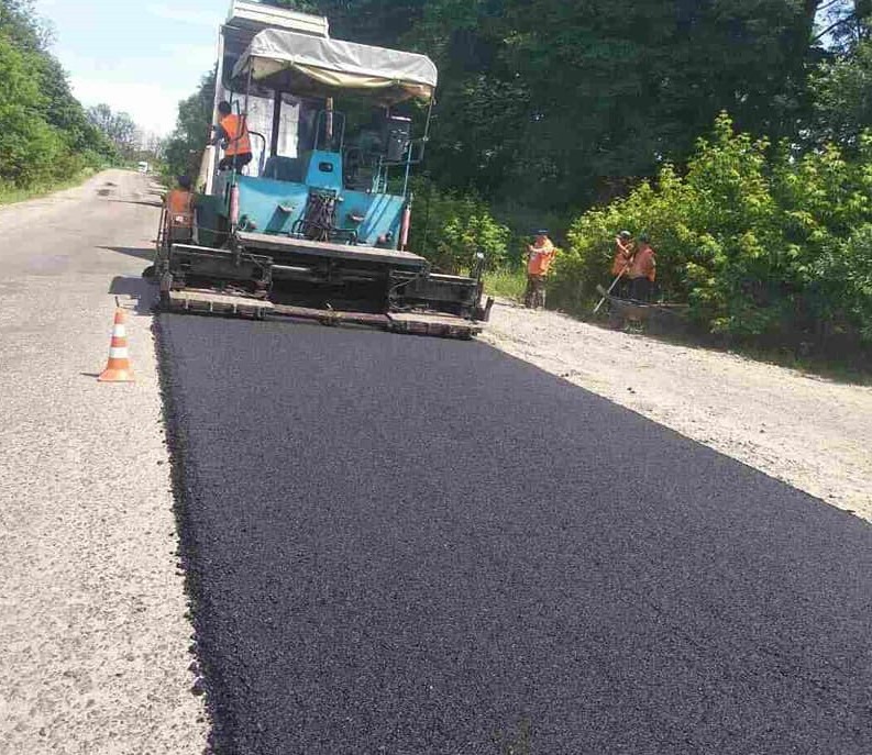 На Прикарпатті ремонтують дорогу, яка з’єднує Західну і Центральну Україну (ФОТО)