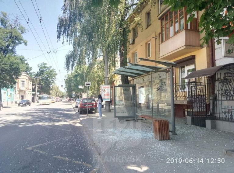 У центрі Франківська на жінку осипався дах скляної зупинки (ФОТО)