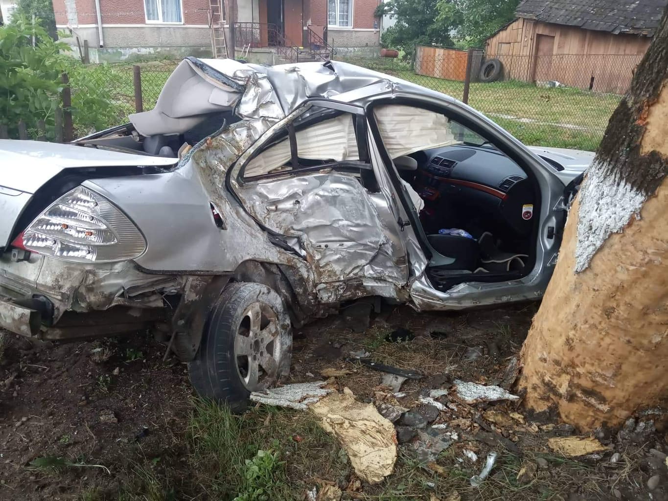 ДТП на Прикарпатті: авто на швидкості злетіло в кювет, водійка – у лікарні (ФОТО)