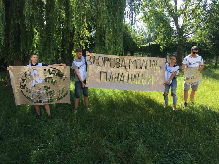 “Замість “спайсу” собі – купи мамі квіти”: у Франківську провели акцію проти наркотиків (ФОТО)