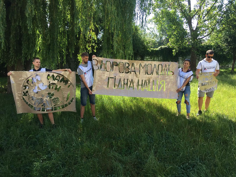 “Замість “спайсу” собі – купи мамі квіти”: у Франківську провели акцію проти наркотиків (ФОТО)