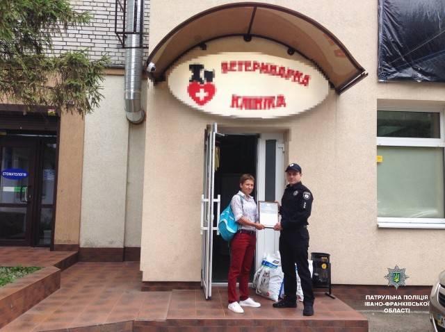 Франківські патрульні вручили подяку волонтерам «Дому Сірка» (ФОТОФАКТ)