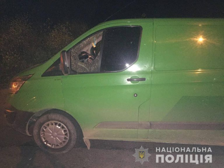 У Франківську водій на ходу розстріляв інше авто, зловмисника розшукують (ФОТОФАКТ)