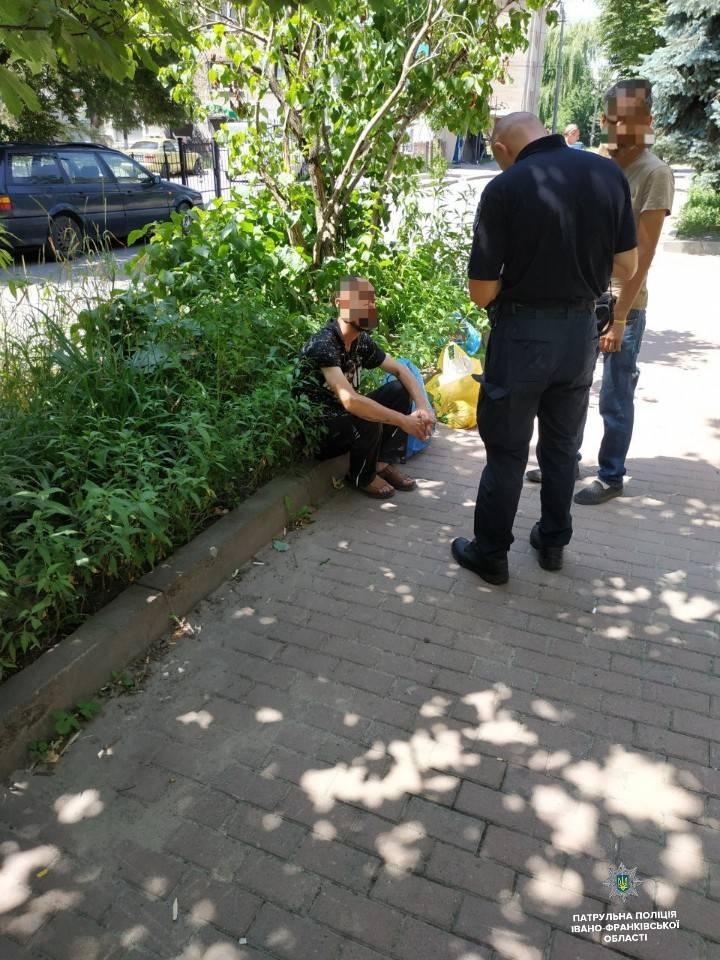 У центрі міста патрульні спіймали двох чоловіків з краденими акумулятором та інструментами (ФОТО)
