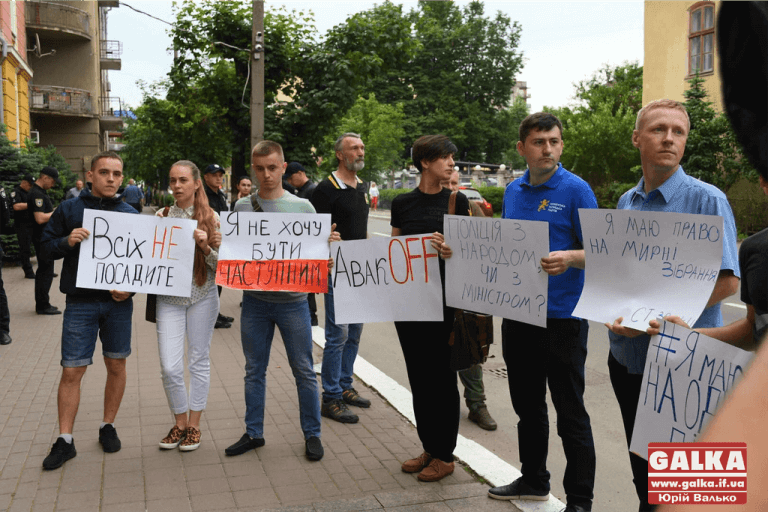 Безкарність вбиває. У Франківську пікетували поліцію через смерть п’ятирічного хлопчика від кулі п’яних правоохоронців (ФОТО, ВІДЕО)