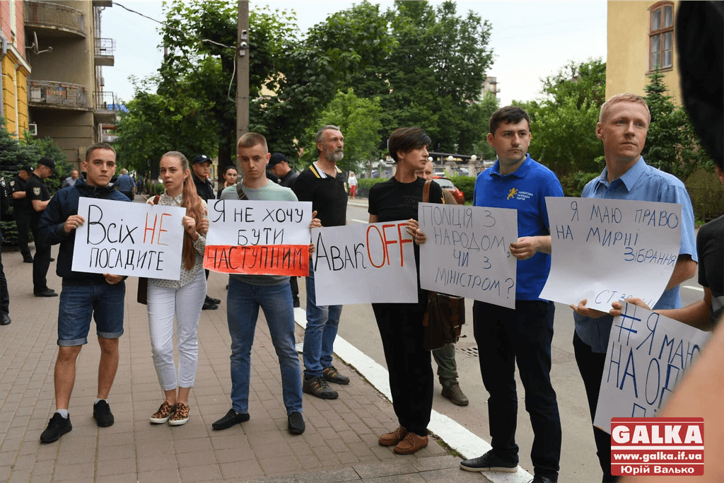 Безкарність вбиває. У Франківську пікетували поліцію через смерть п’ятирічного хлопчика від кулі п’яних правоохоронців (ФОТО, ВІДЕО)