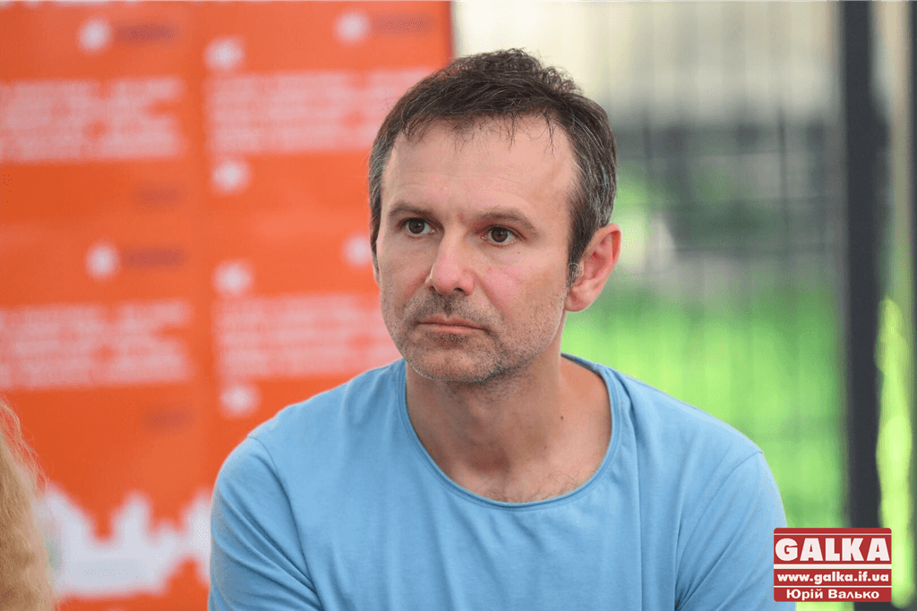 Голос соцмереж: що франківці думають про Вакарчука, який знову йде з депутатів