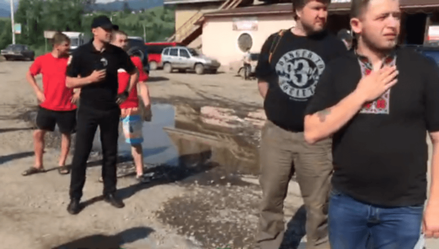 На Верховинщині жителі кількох сіл перекрили дорогу (ФОТО, ВІДЕО)