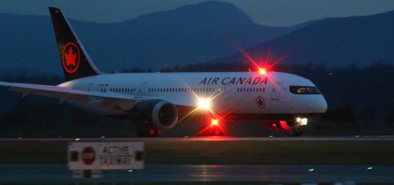Прокинулася в холоді й темряві: канадська авіакомпанія забула пасажирку на борту літака