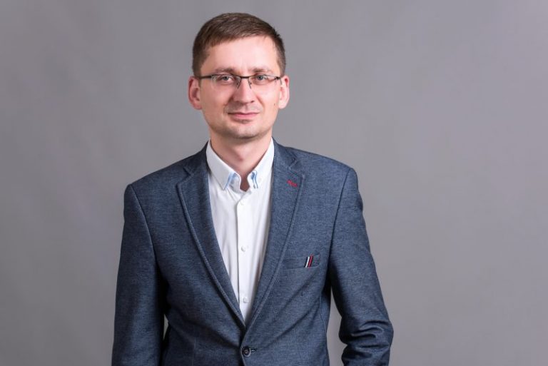 Порошенко подав до ЦВК мажоритарників від “ЄС”. У списку – франківець Петечел (ВІДЕО)