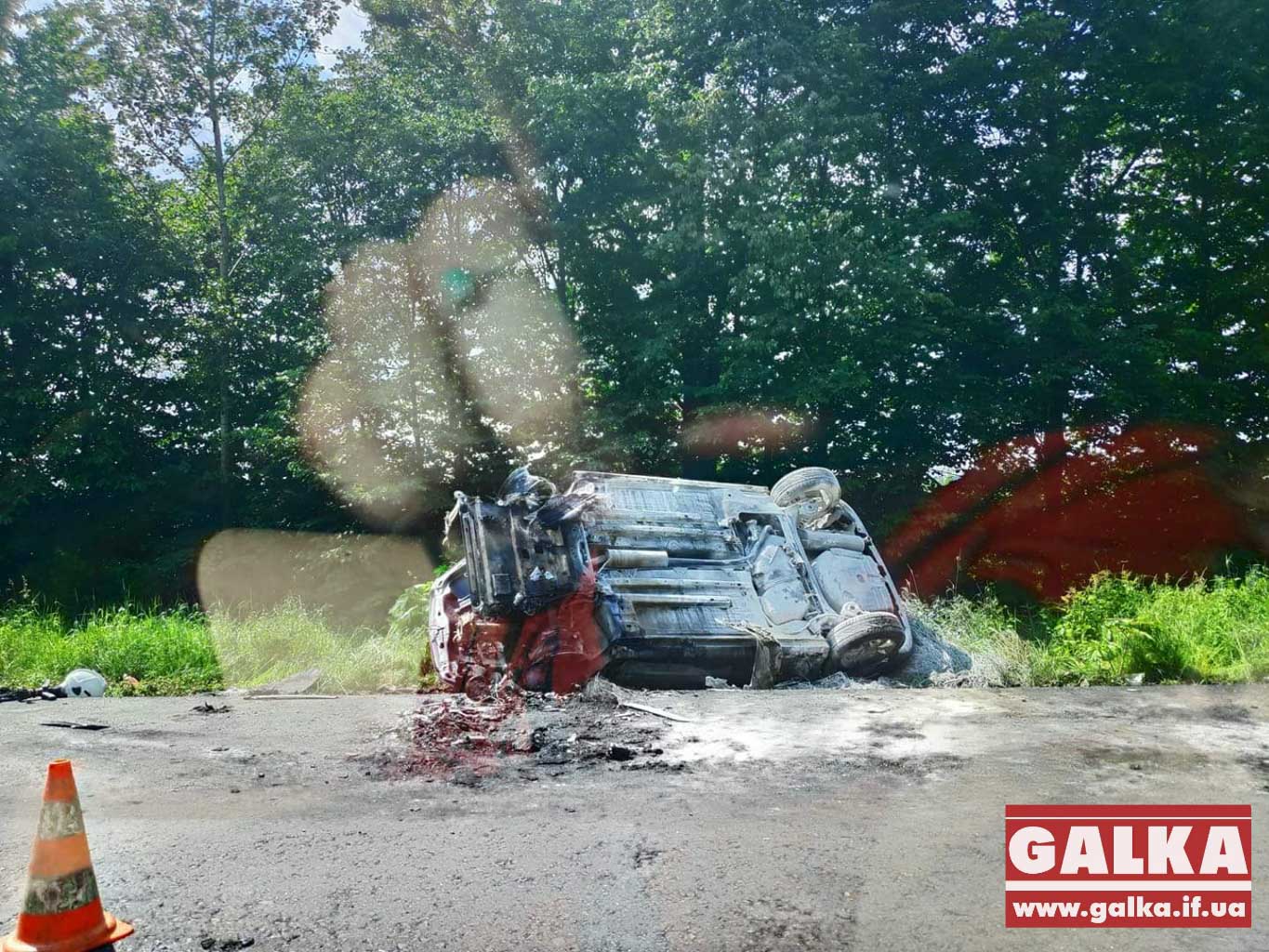 На Прикарпатті посеред дороги загорівся автомобіль (ФОТО, ВІДЕО)