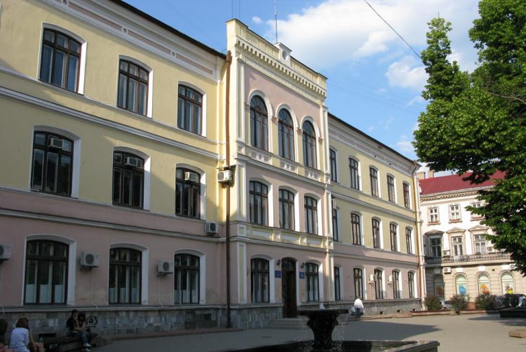 У Франківську об’єднали дорослу та дитячу стоматполіклініки