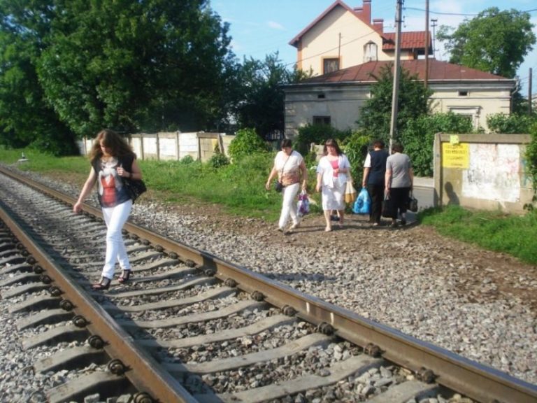 “Просимо облаштувати перехід через проблемну ділянку залізничної колії”, – депутати міськради звернулися до міністра Омеляна