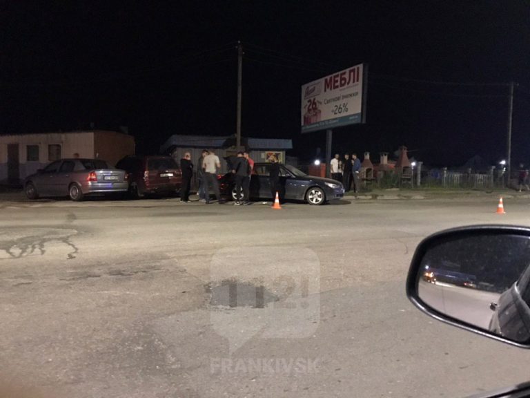 В ніч на неділю на Надрічній п’яний водій зніс електроопору та розбив дві машини (ФОТО)